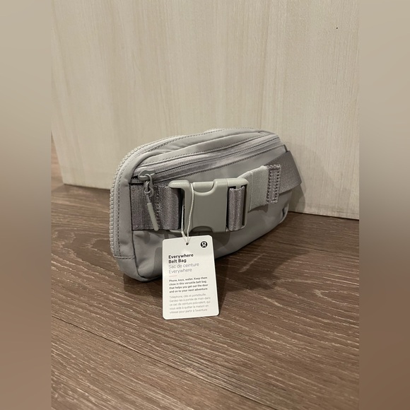 Lululemon Everywhere Belt Bag 1L- Silver Drop - Picture 14 of 15